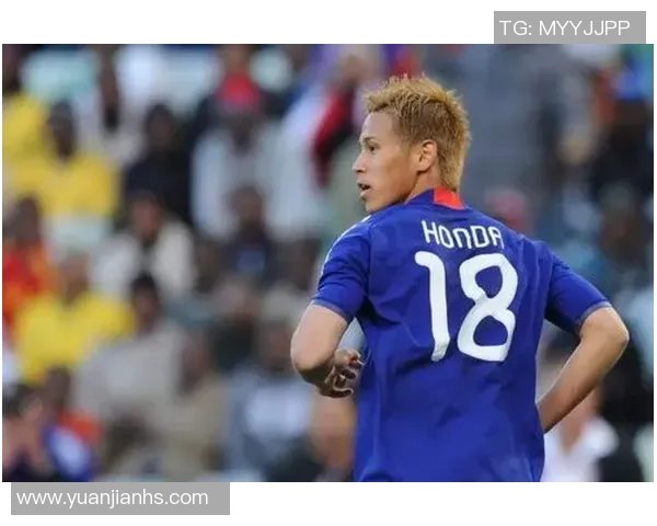 泰国国王与足球明星亲密合影展现友谊与体育精神的完美结合